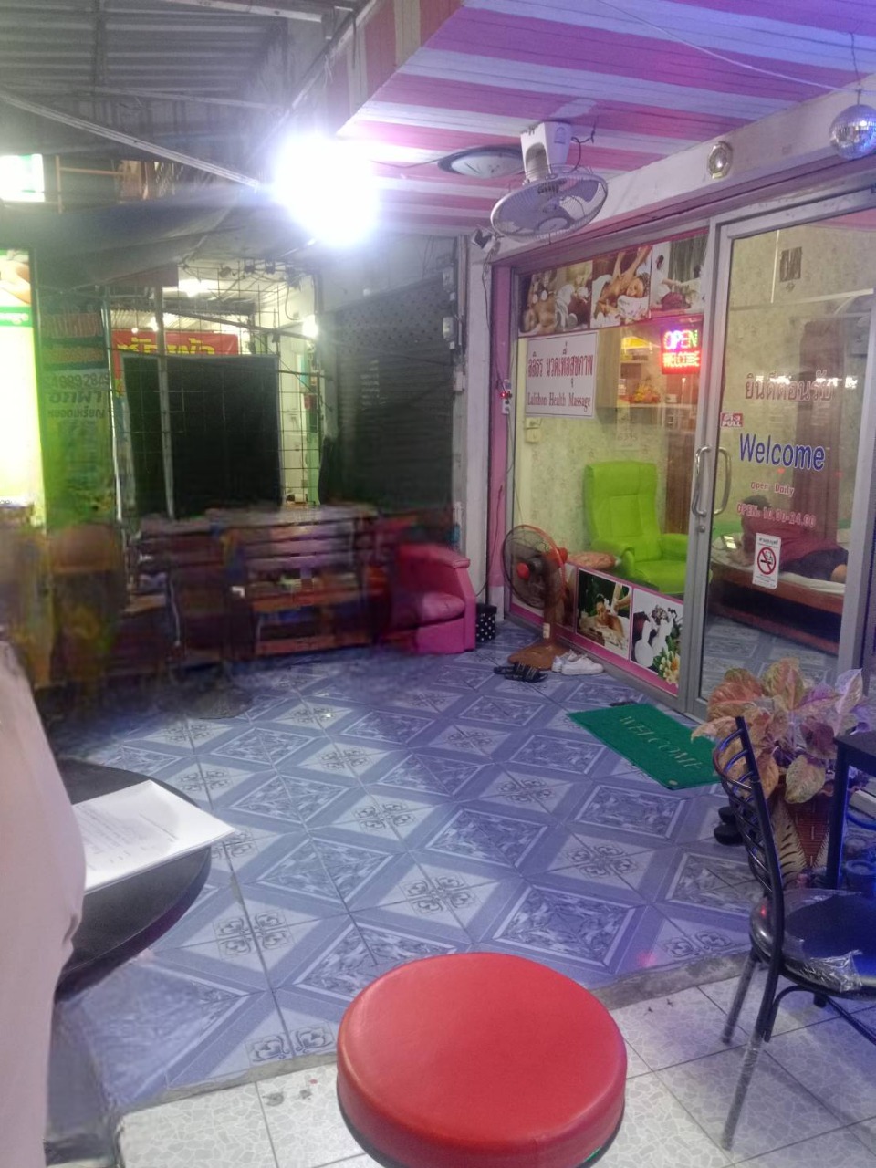 Bee Happy bar relax room