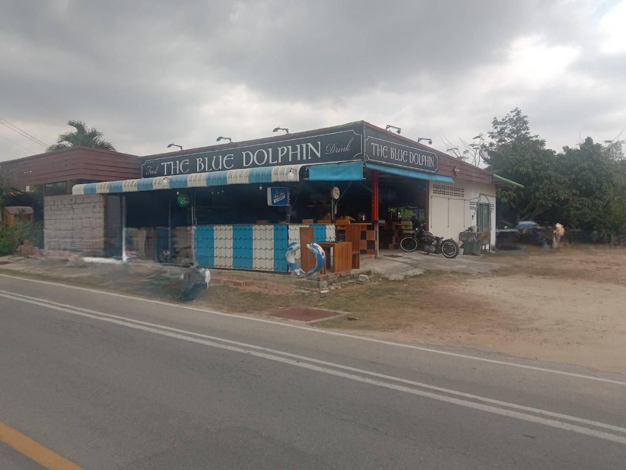 the blue dolphin, bar pattaya, building
