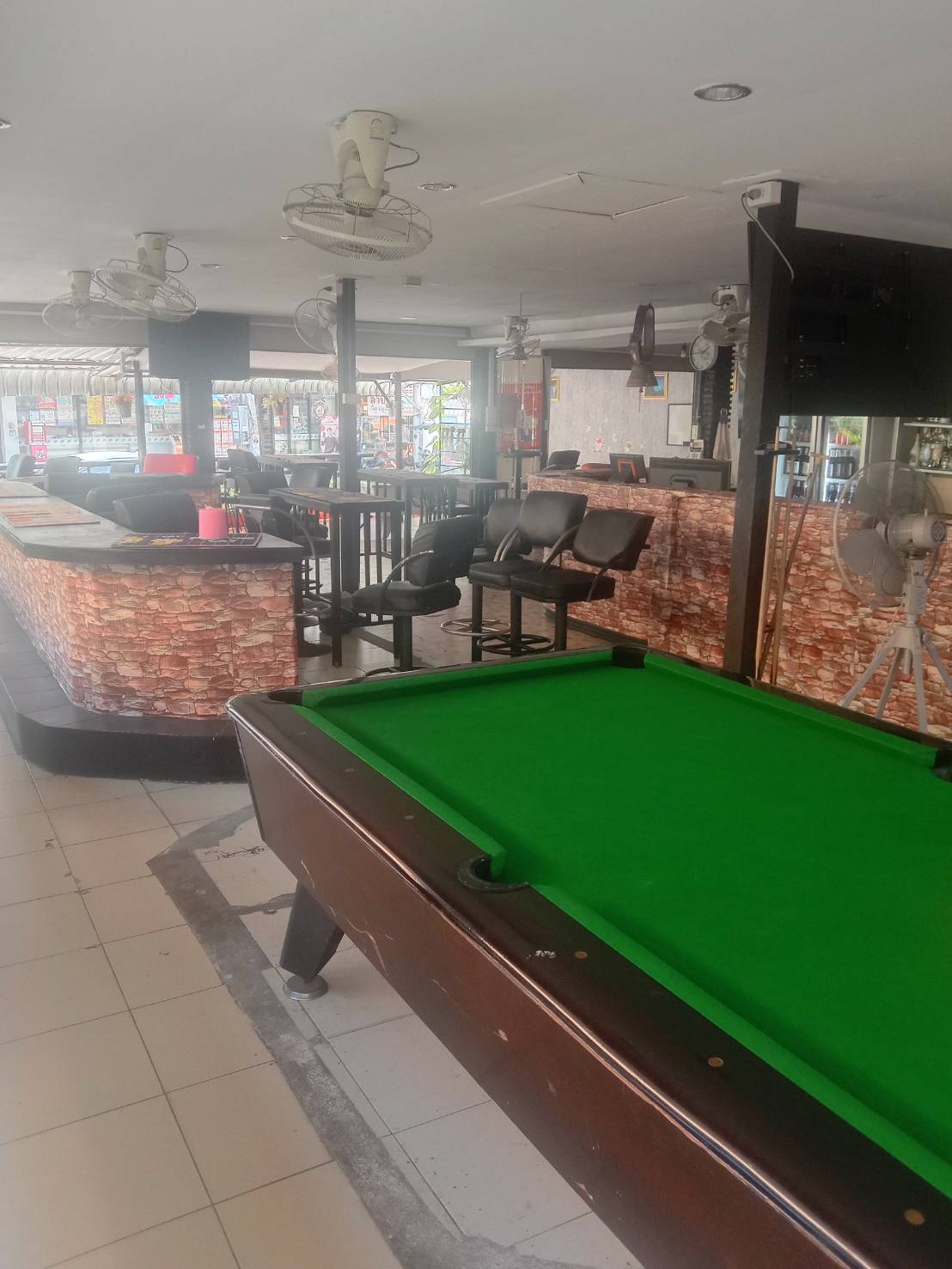 Yaya & Nook bar nice pooltable siight