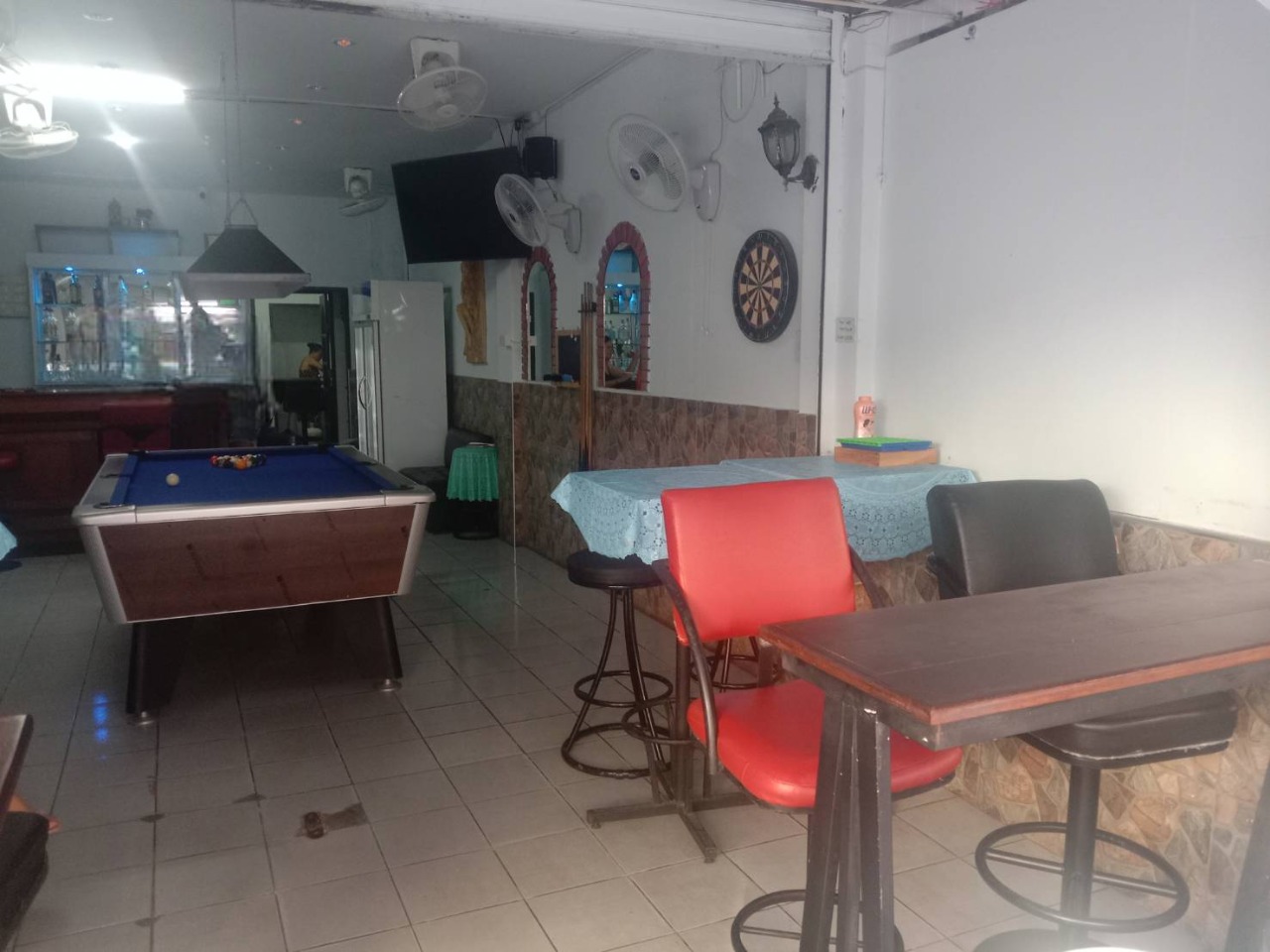 chrisewan bar in jomtien seats and bar