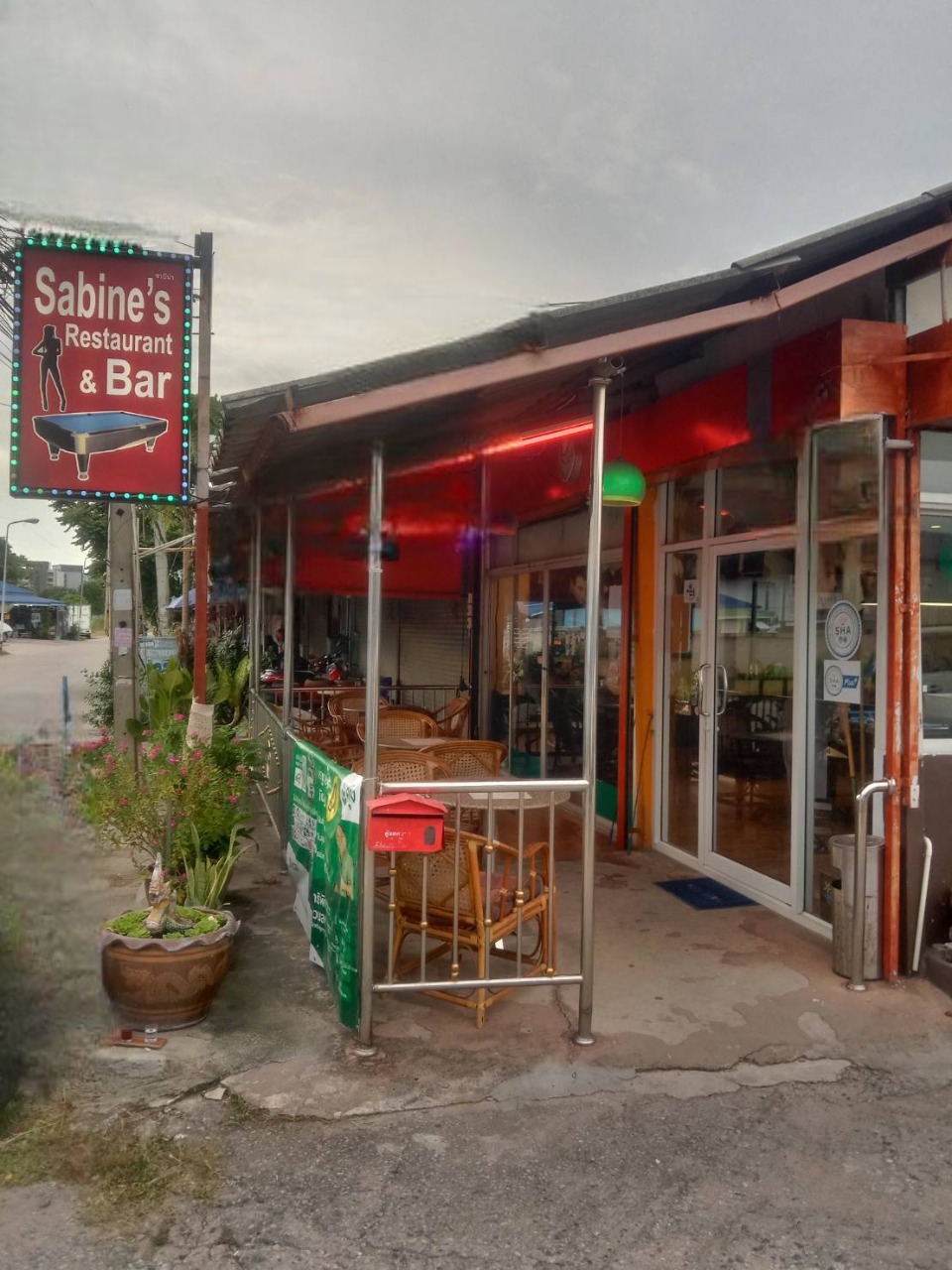 sabine's pool billiart bar in jomtien, entranche