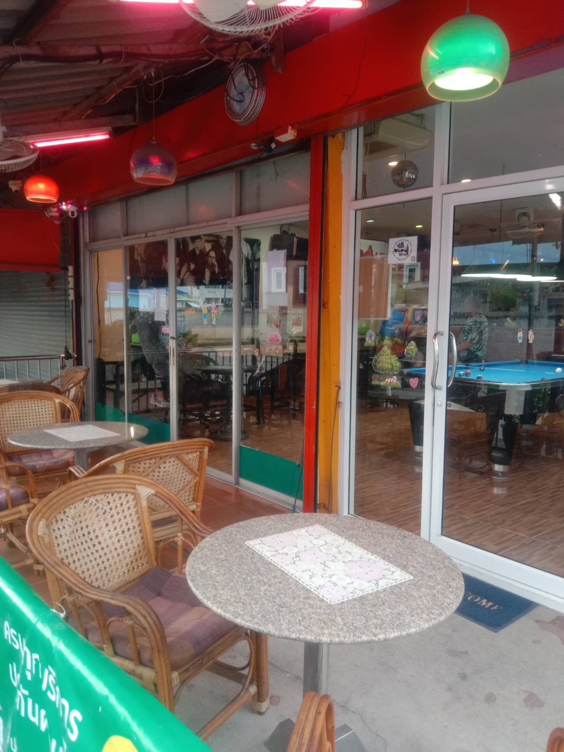 sabine's pool billiart bar in jomtien, terras