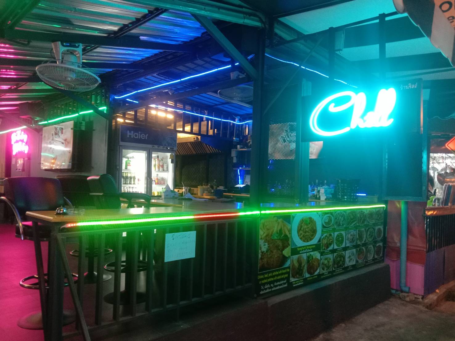 chill bar and restaurant, soi arunothai Pattaya, neon logo