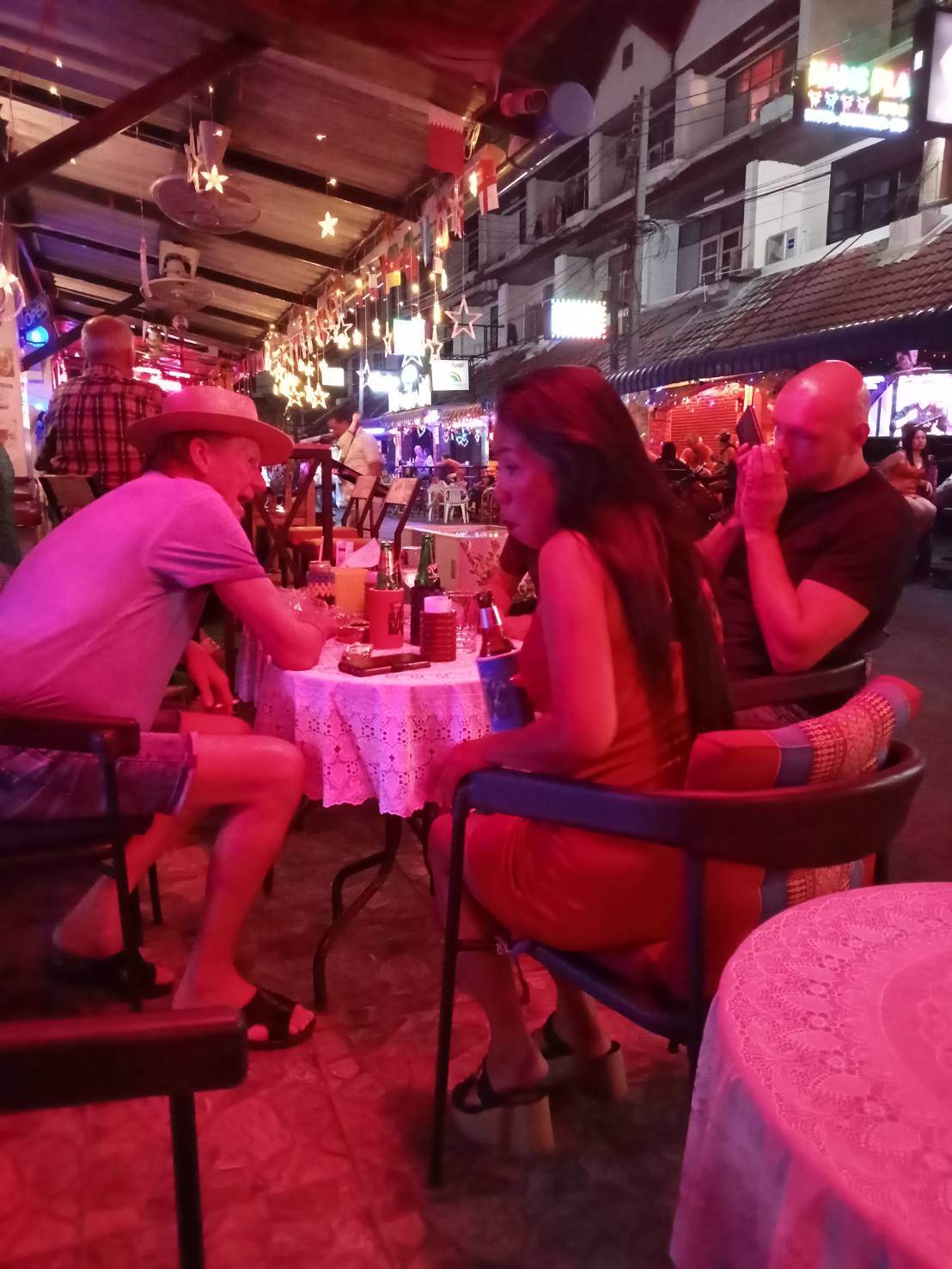 chrisewan bar in jomtien customers enjoying