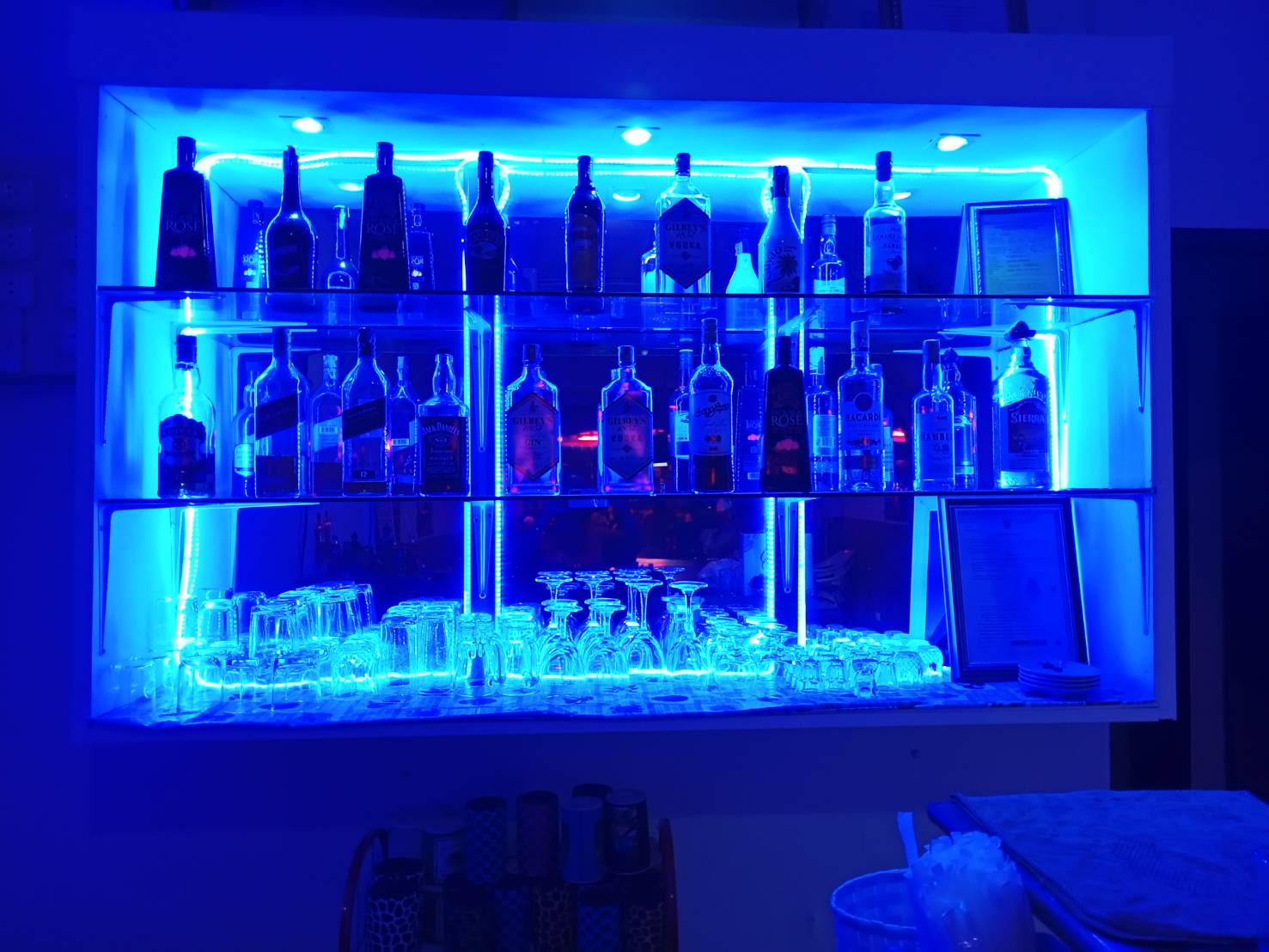 chrisewan bar in jomtien beer frigo