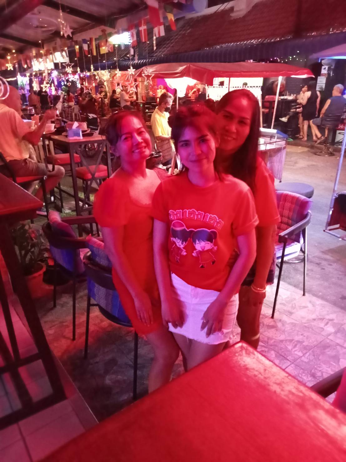 chrisewan bar in jomtien staff