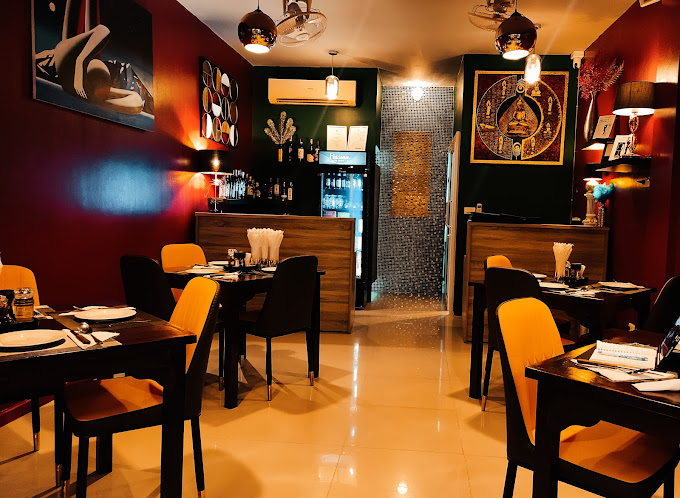 Osteria Sendi, Italian restaurant in Pattaya, soi Bong Koch, Italian orange design restaurant seats