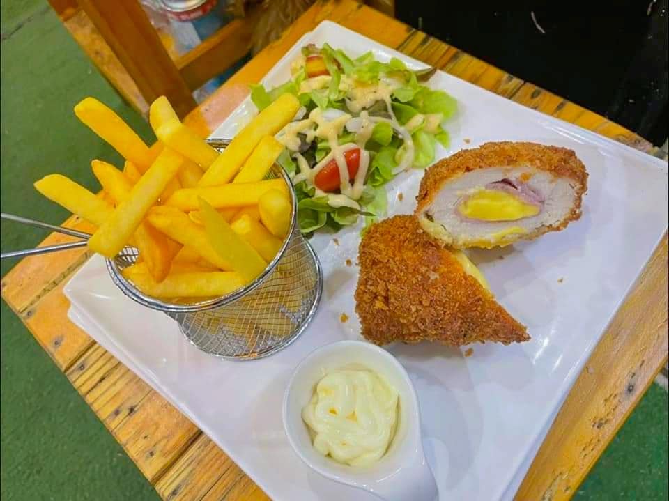 chill out 84, Thai and EU restaurant and bar in a thai environment, stuffed chicken and Belgian fries