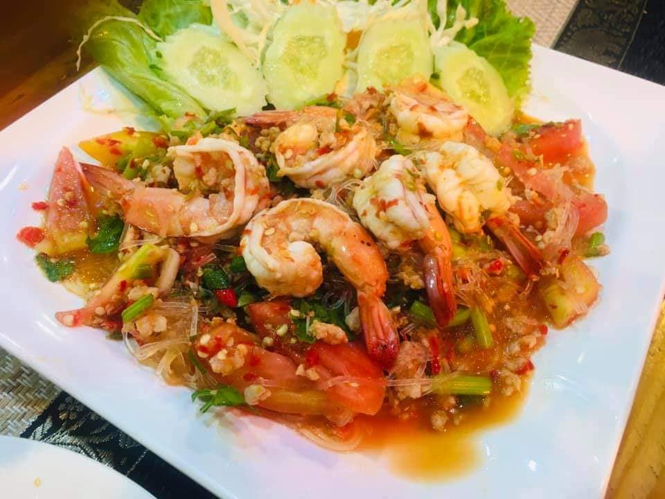 chill out 84, Thai and EU restaurant and bar in a thai environment, kungs with g;ass noodles