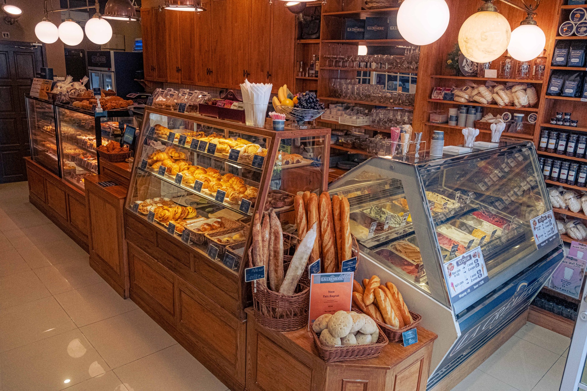 La Crèmerie, ice cream parlour in Pattaya, cassock with desserts