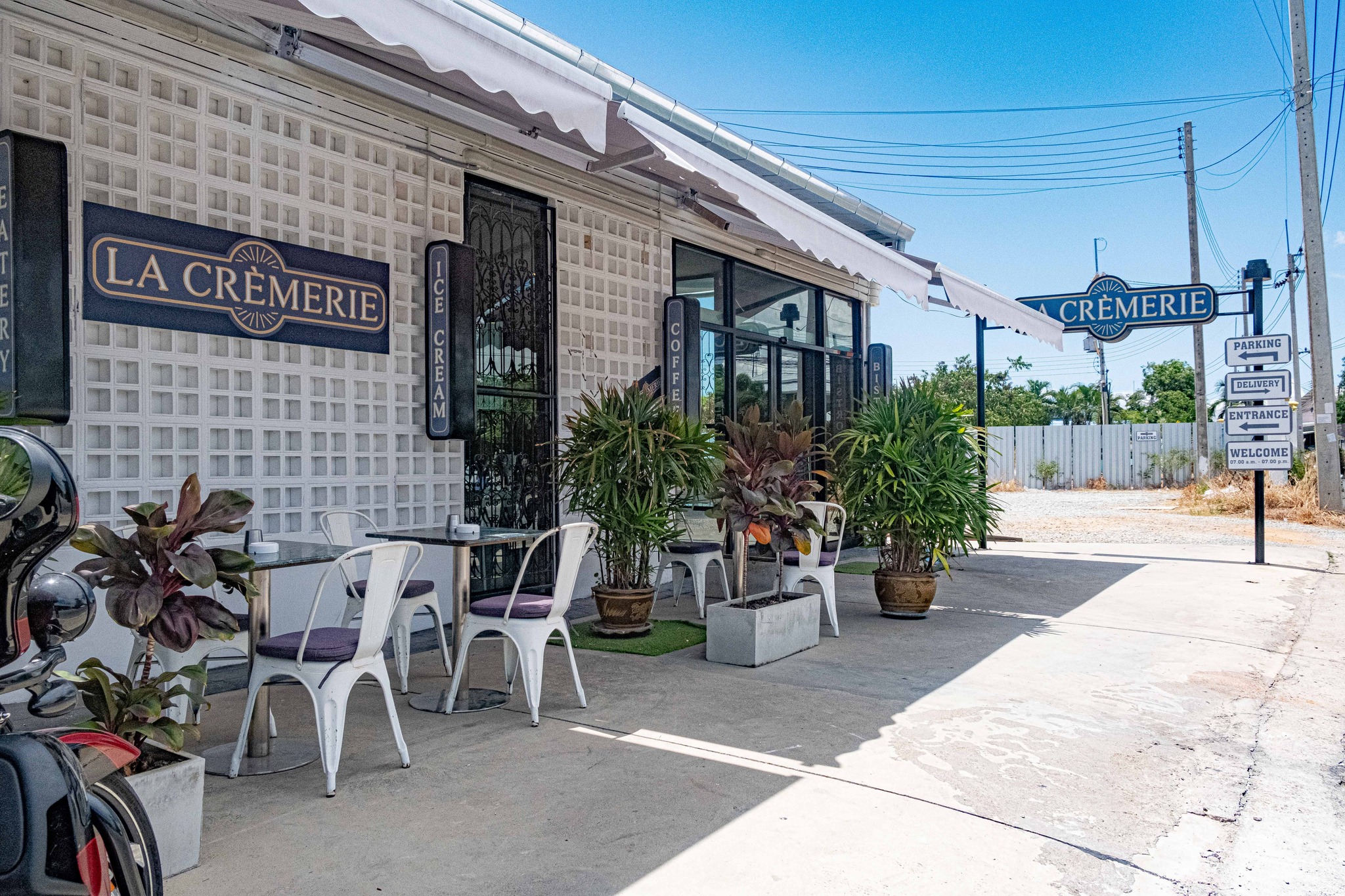 La Crèmerie, ice cream parlour in Pattaya, main entrance and spacious parking