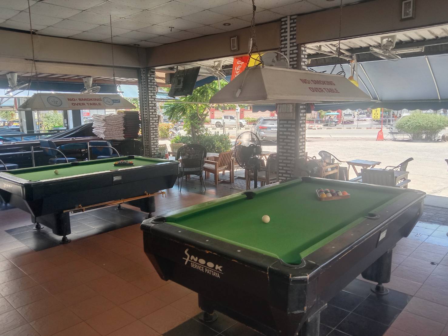 monta burger, rhompo jomtien pattaya, 2 billiart pool tables