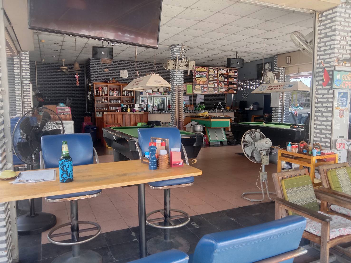 monta burger, rhompo jomtien pattaya, bar side