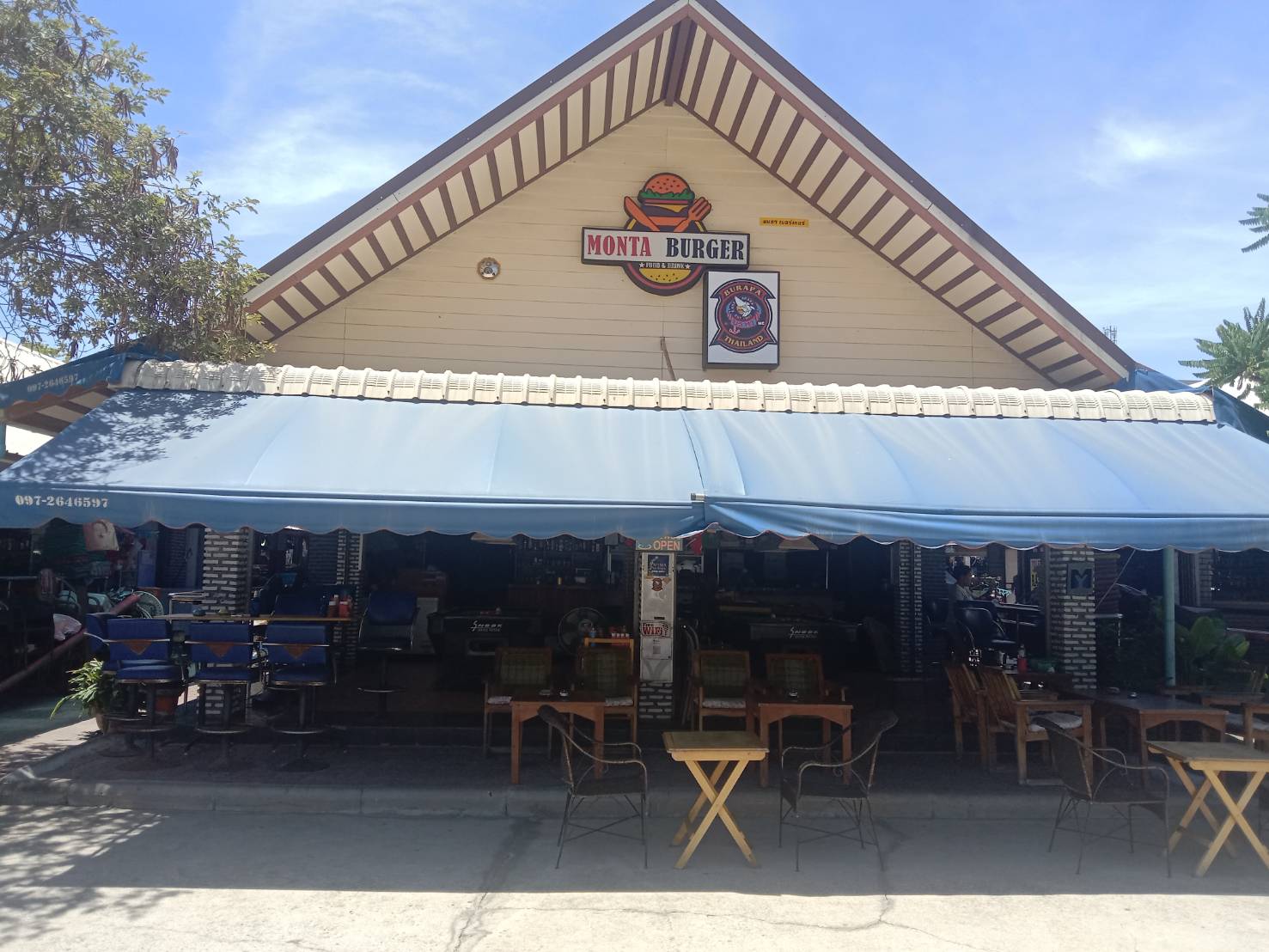 monta burger, rhompo jomtien pattaya, front view and entrance
