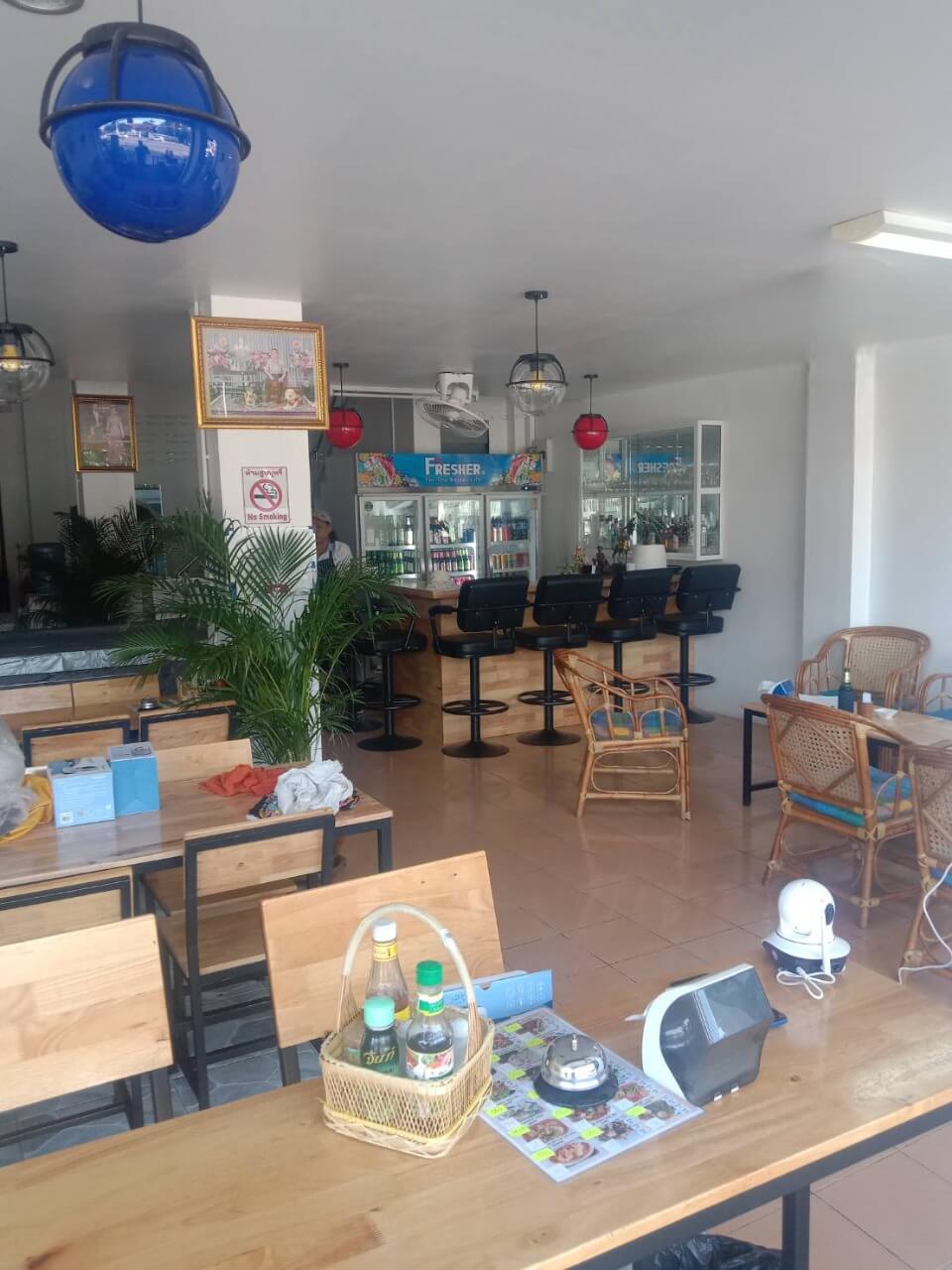 Nim's kitchen, bar restaurant Jomtien Pattaya Thailand, bar view