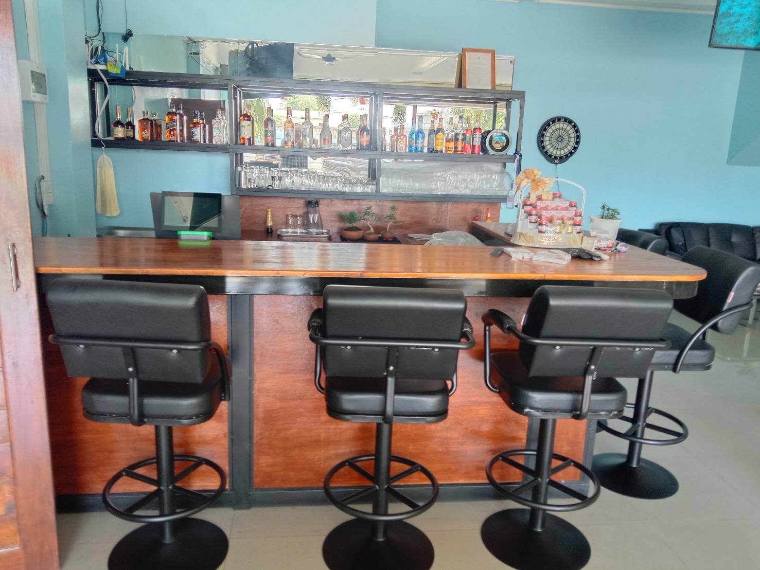 estobest, soi bongkoh pattaya, coffee and bar, logo, cozy bar seats