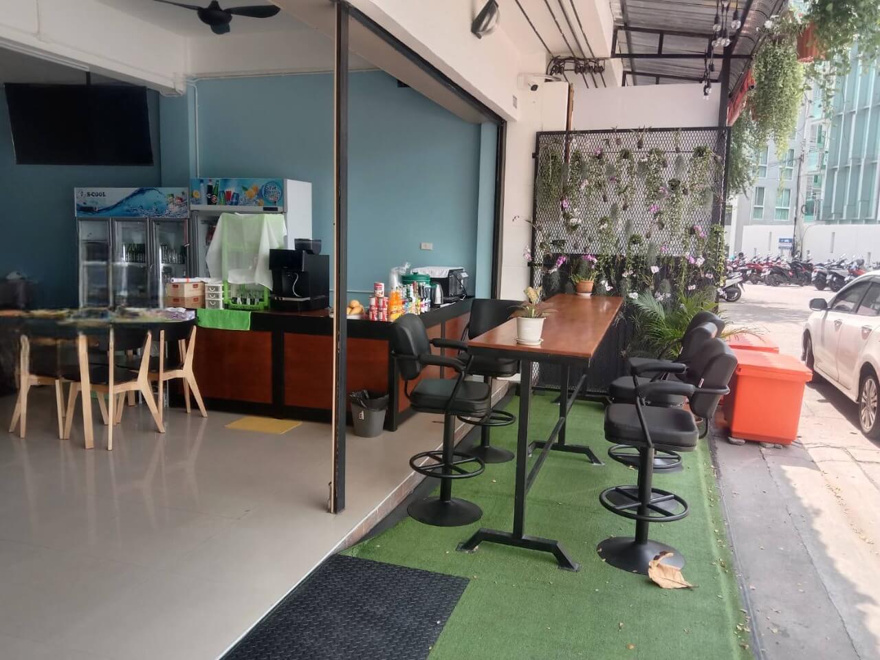 estobest, soi bongkoh pattaya, coffee and bar, logo, terras and front side