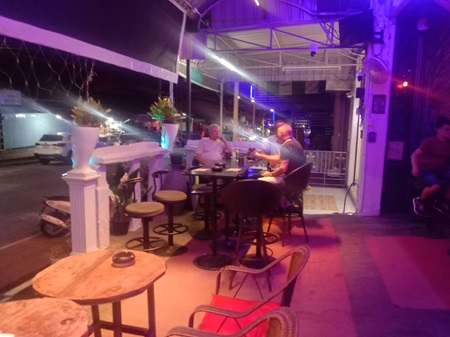 Comedy Hall Khao Talo Pattaya dark side, cozy terras