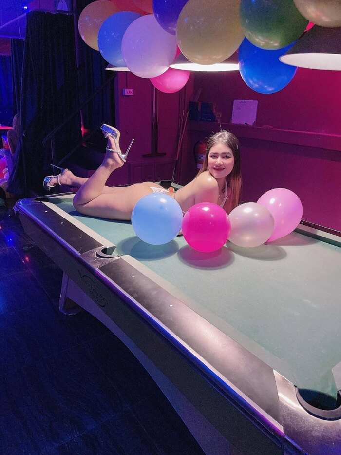 Sin Club for gentlemen in Pattaya, soi bongkoch, the girl surounded by balloons