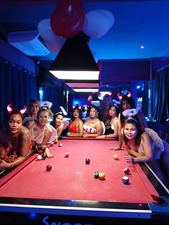 Sin Club for gentlemen in Pattaya, soi bongkoch, all the girls together on the pool table