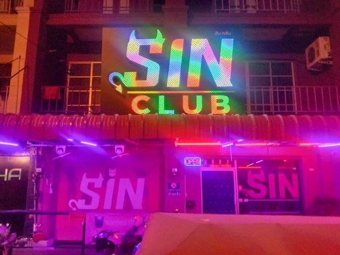 Sin Club for gentlemen in Pattaya, soi bongkoch, entranch ans sign