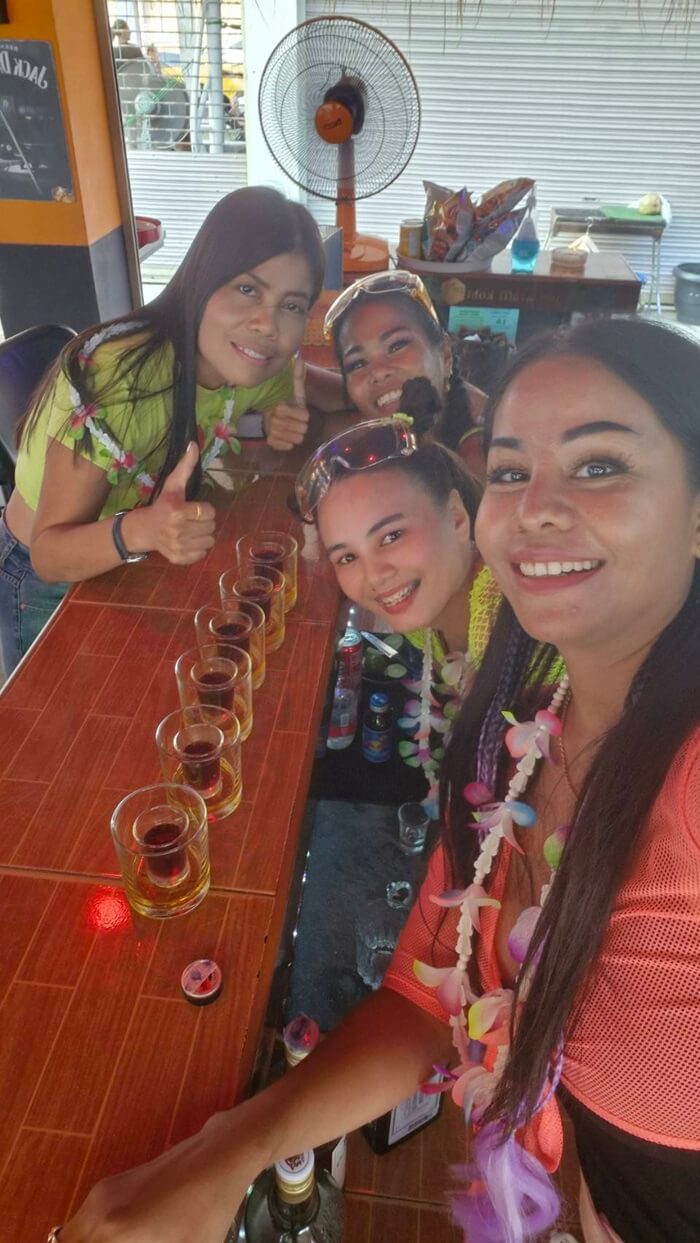 Orange bar rompho complex Pattaya, ladies with a shot