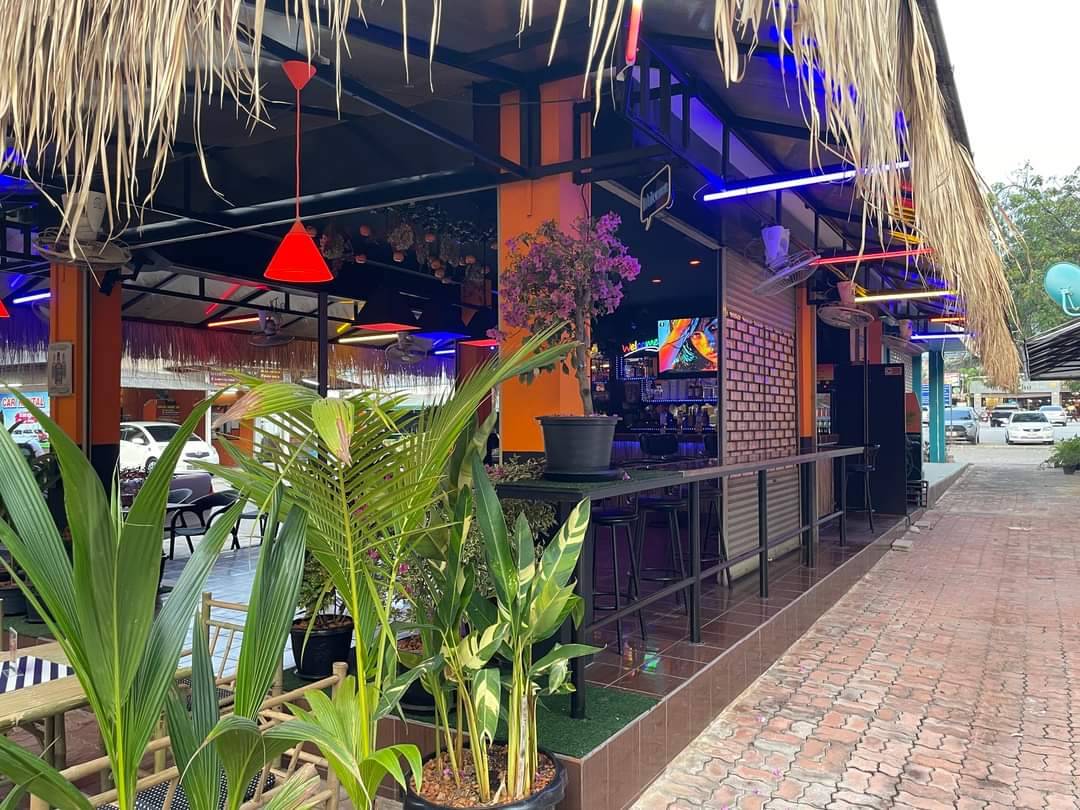 Orange bar rompho complex Pattaya, the very well kept bar from outside