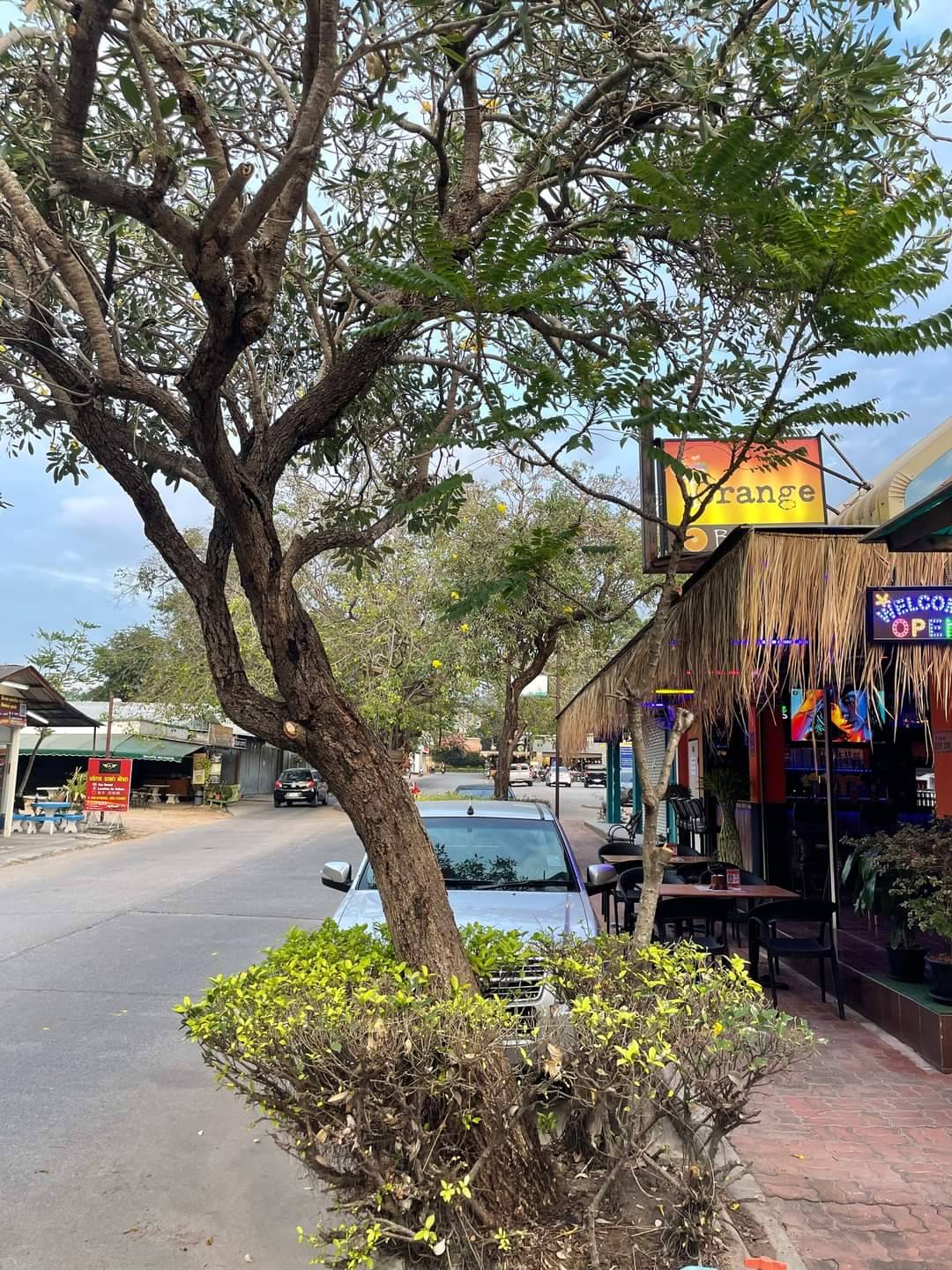 Orange bar rompho complex Pattaya, green in and outside
