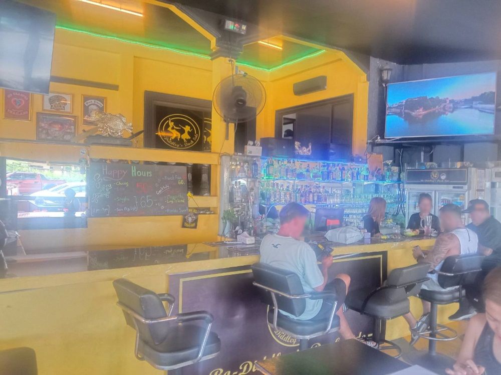Bo Diddley’s Dark Side Pattaya, people enjoying
