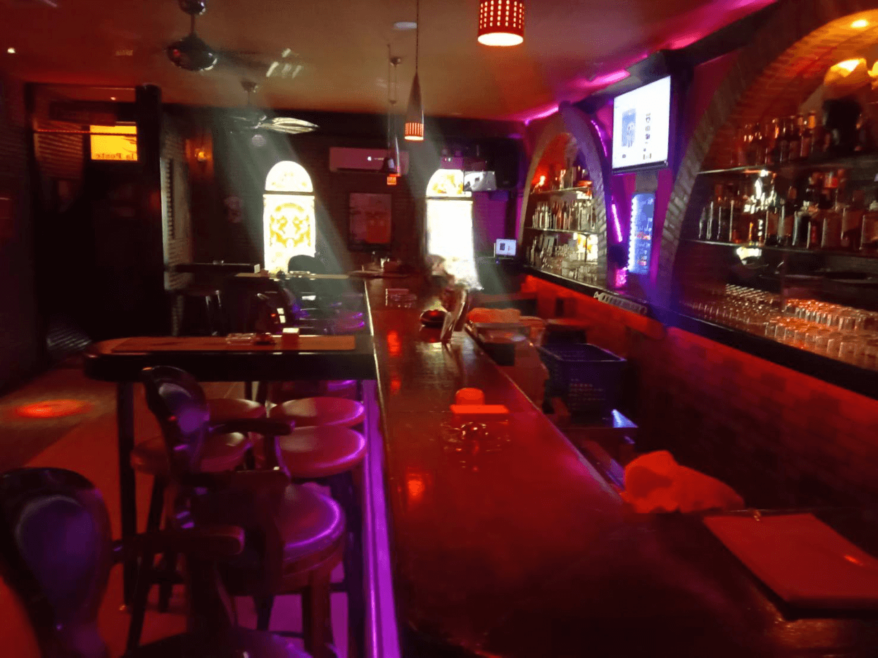 Bar, club, La Poste, soi Lengkee Pattaya, bar and seats