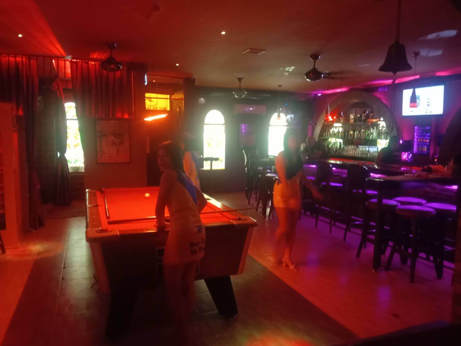 Bar, club, La Poste, soi Lengkee Pattaya, billiart pool table