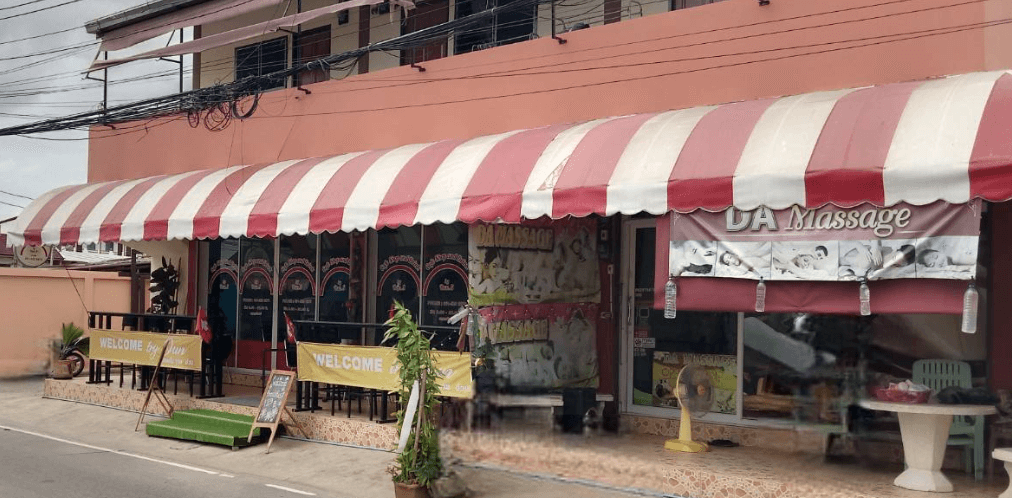 Oun.S cafe shop & drink, Pattaya, Soi countryroad, outside the cafe