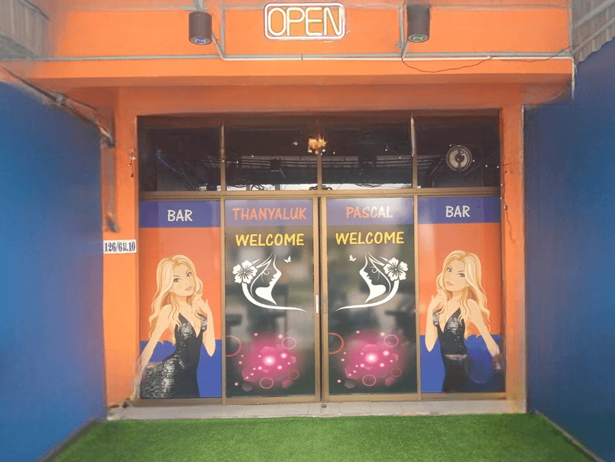 Pråe Bår Darkside Pattaya, beautifully designed entrance