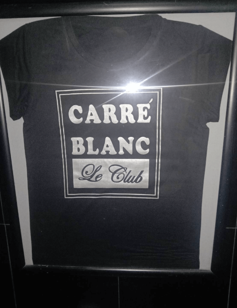 Carre Blanc, gentlemens club soi Bongkoch Pattaya, show off the club's souvenir shirts