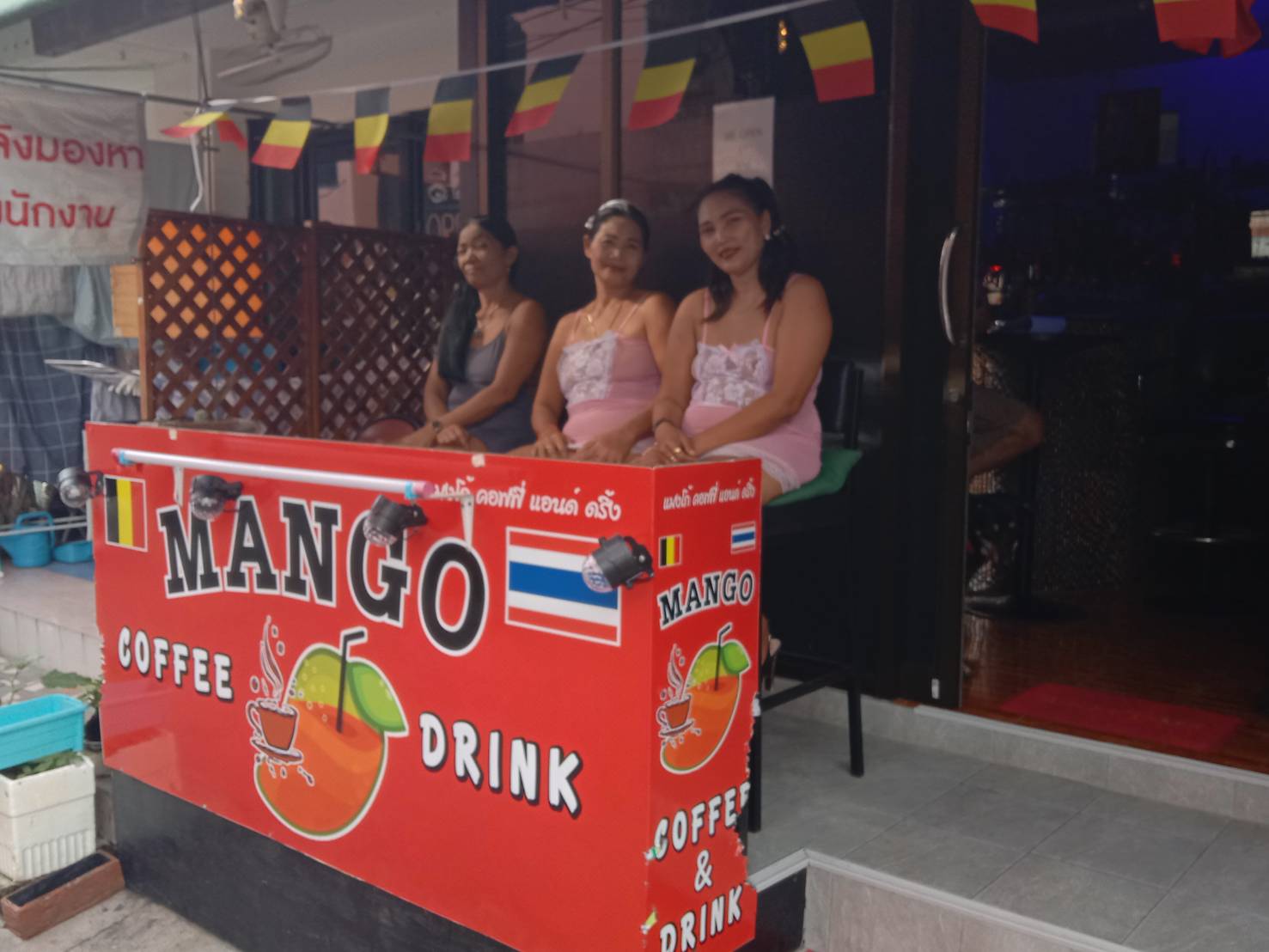 Mango Drink, Bongkoch, Pattaya, atmosphere in front of the bar