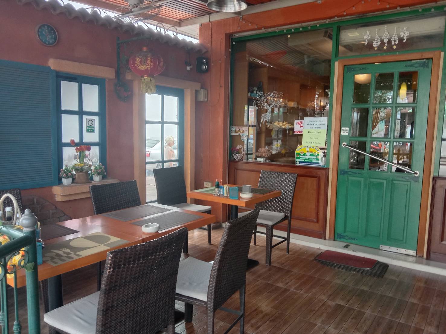 Holland Tulip Bakery, Siam Country Club, Pattaya, tables inside the restaurant