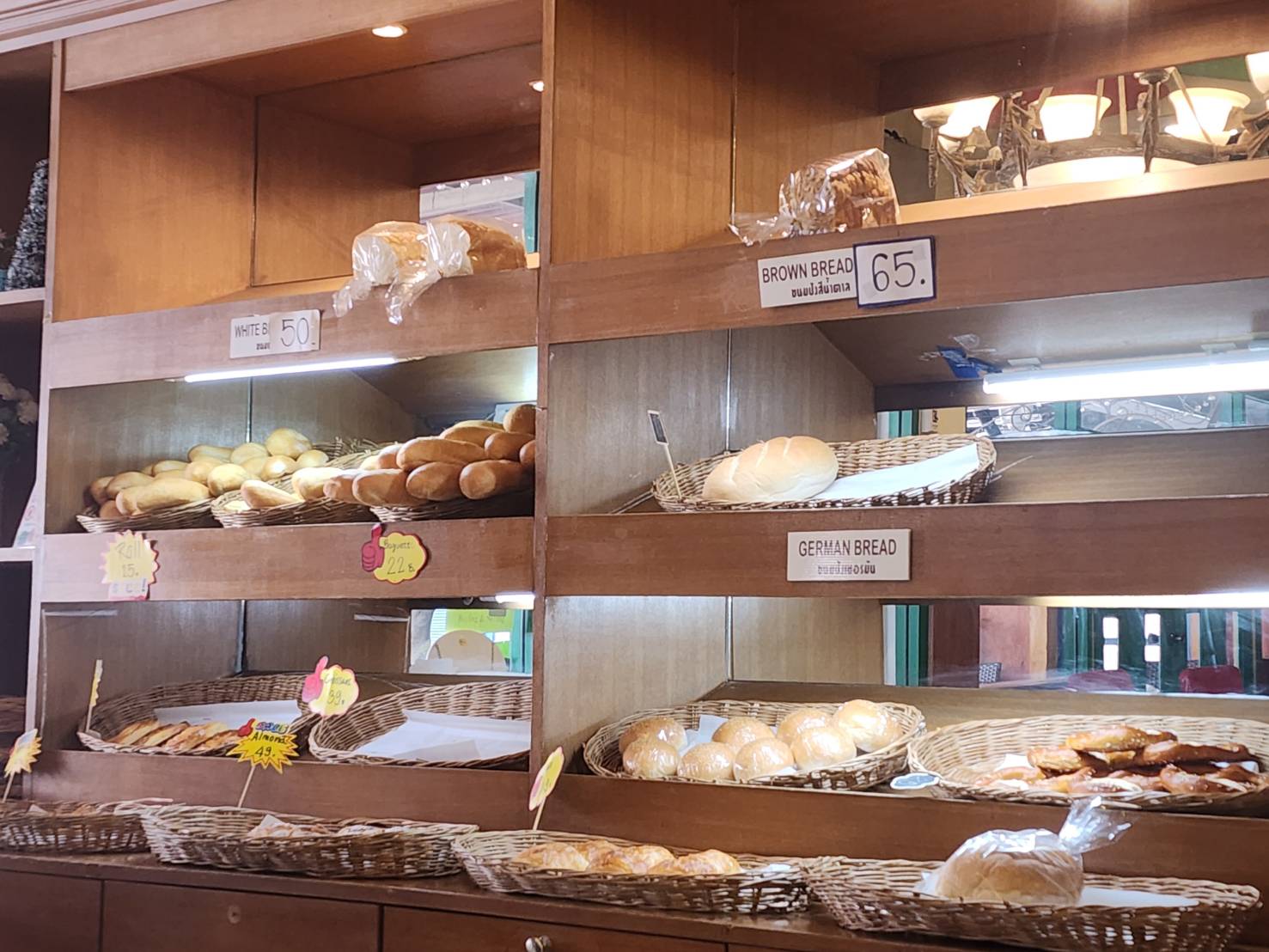 Holland Tulip Bakery, Siam Country Club, Pattaya, breakfast cakes and bread offer