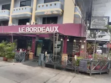 Reastaurant Bordeaux in pattaya Thai, entranche and sidestreet view